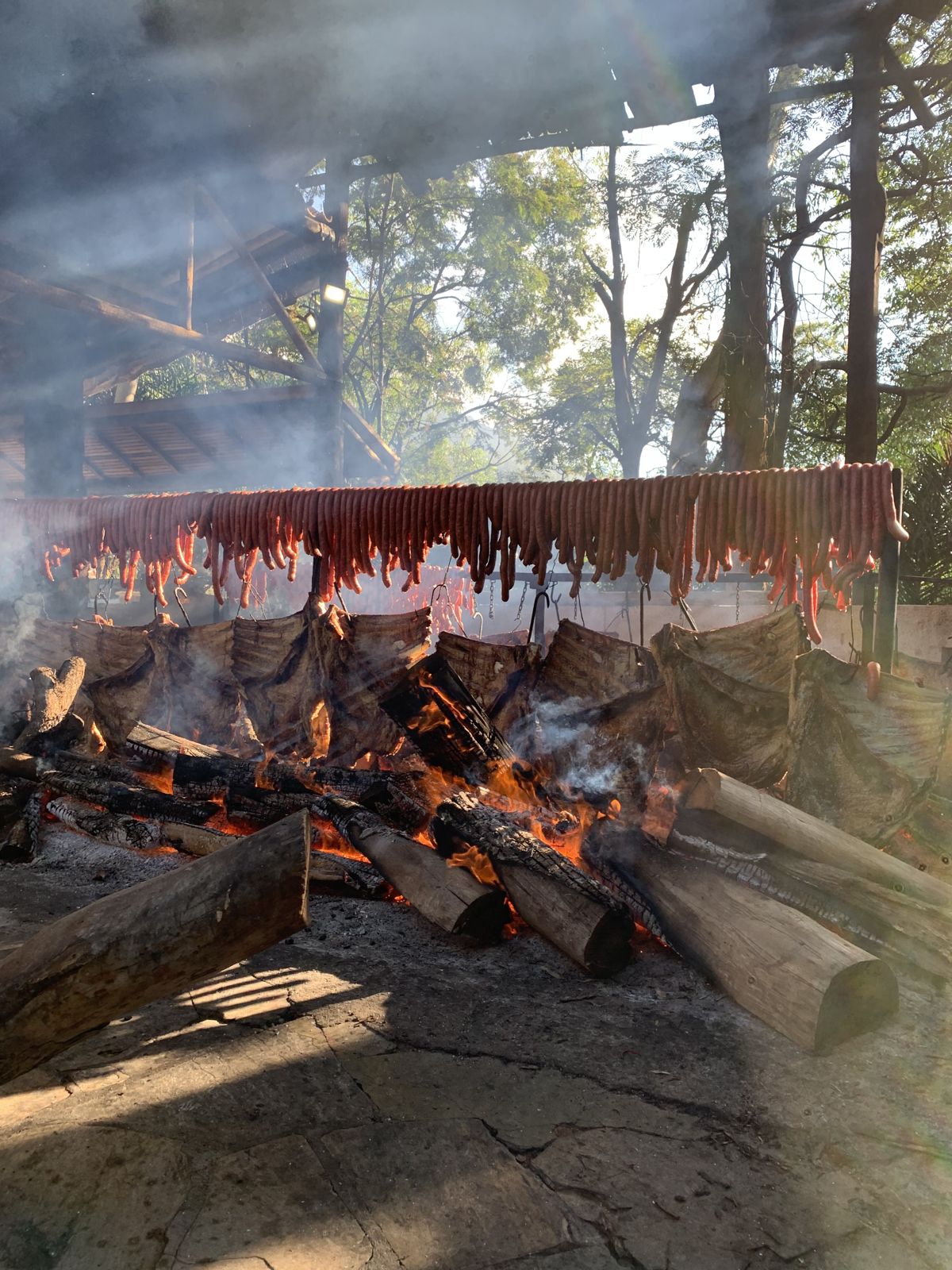 Costela no fogo de chão sendo preparada na brasa