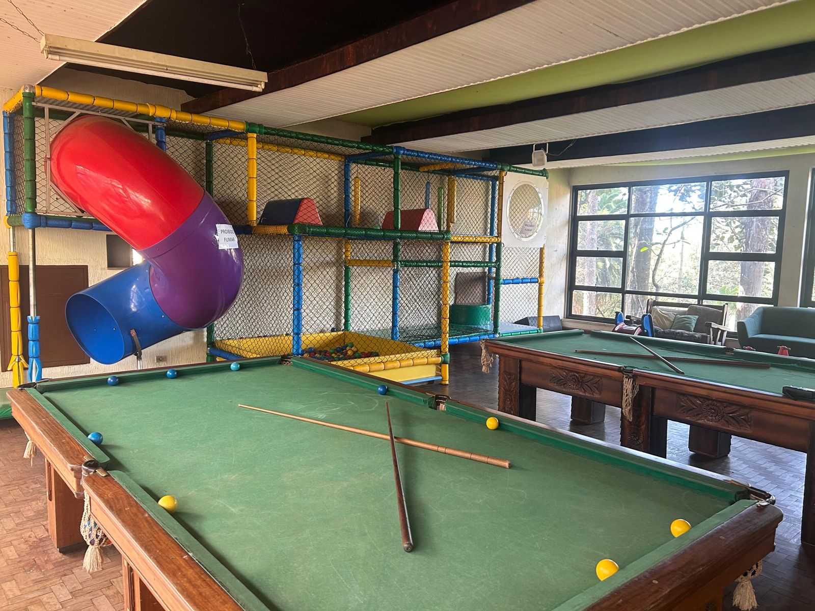 Salão de jogos com mesa de sinuca