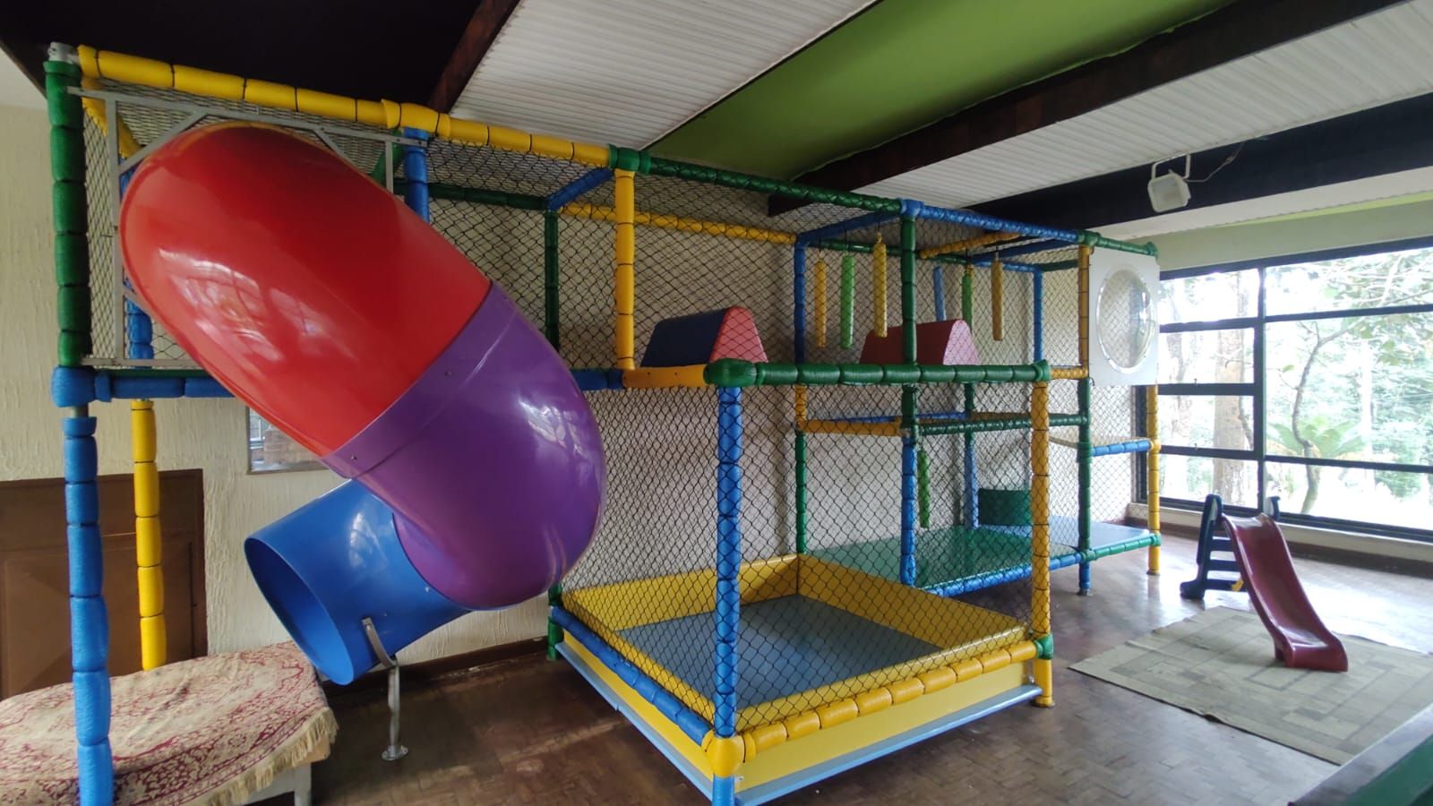 Área kids com brinquedão para as crianças