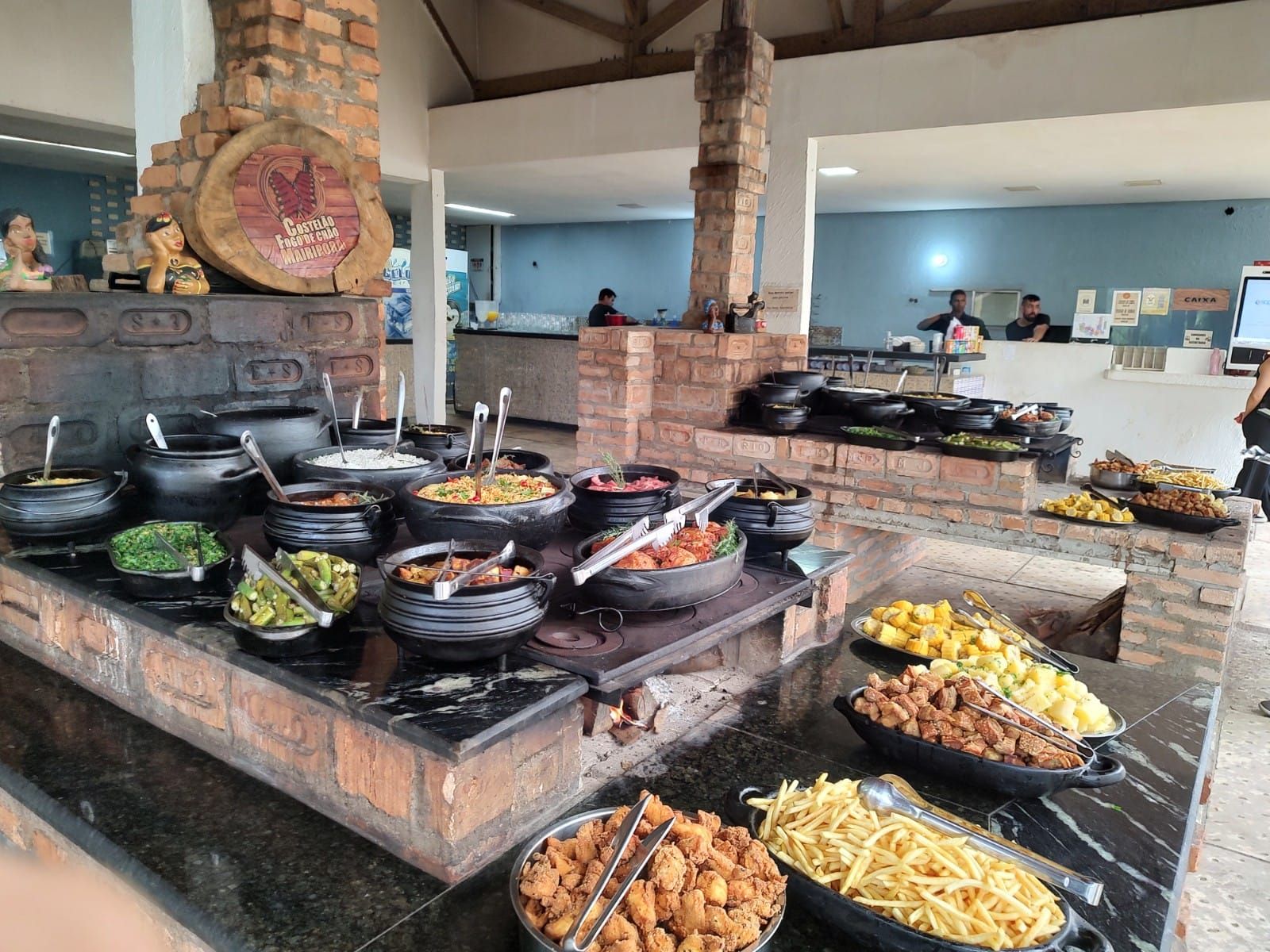 Salão do buffet com mesas servidas