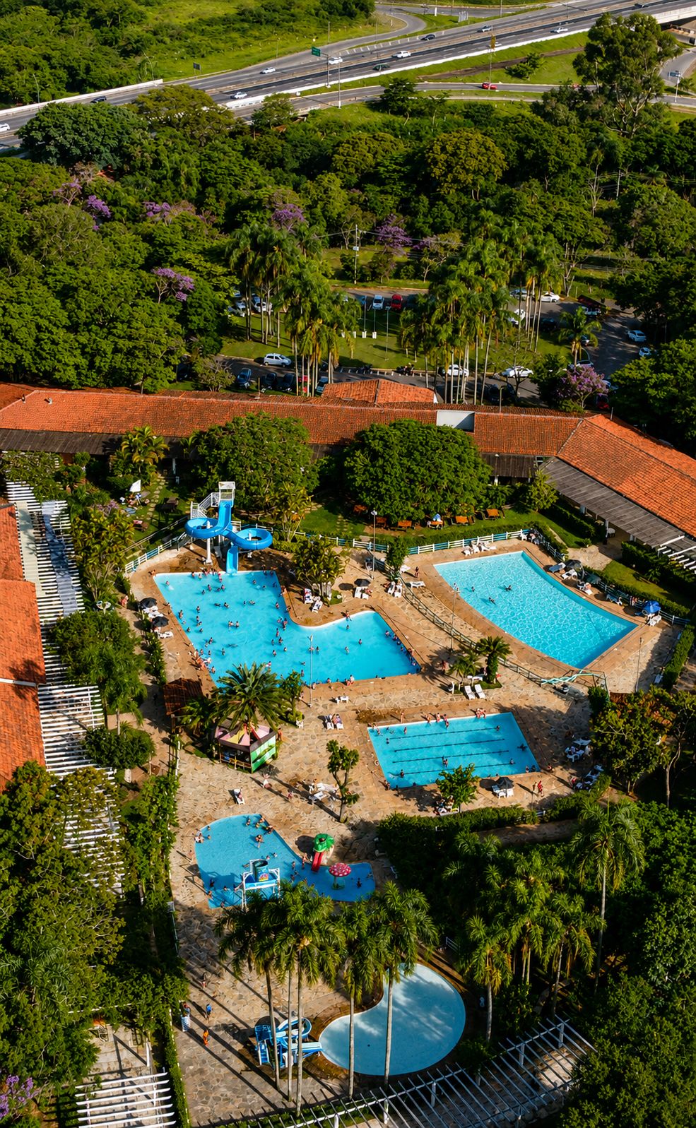 Vista aérea do complexo de piscinas e áreas de convivência
