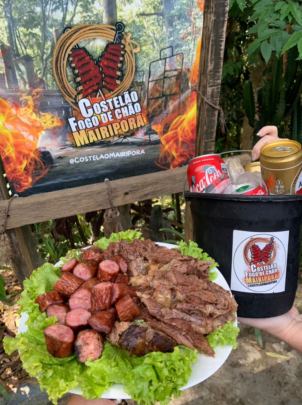 Prato montado com costela e carnes do buffet