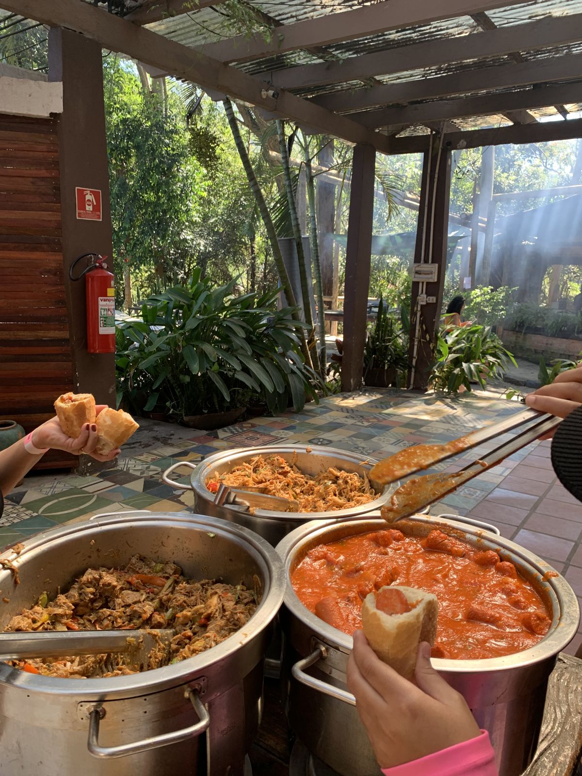 Pratos quentes disponíveis no buffet à vontade