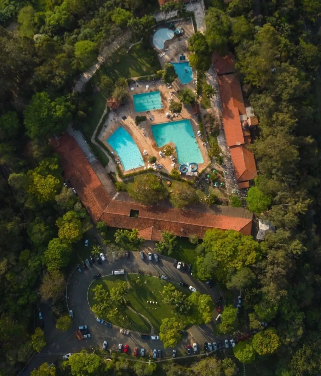 Vista aérea das piscinas do Costelão em dia de sol