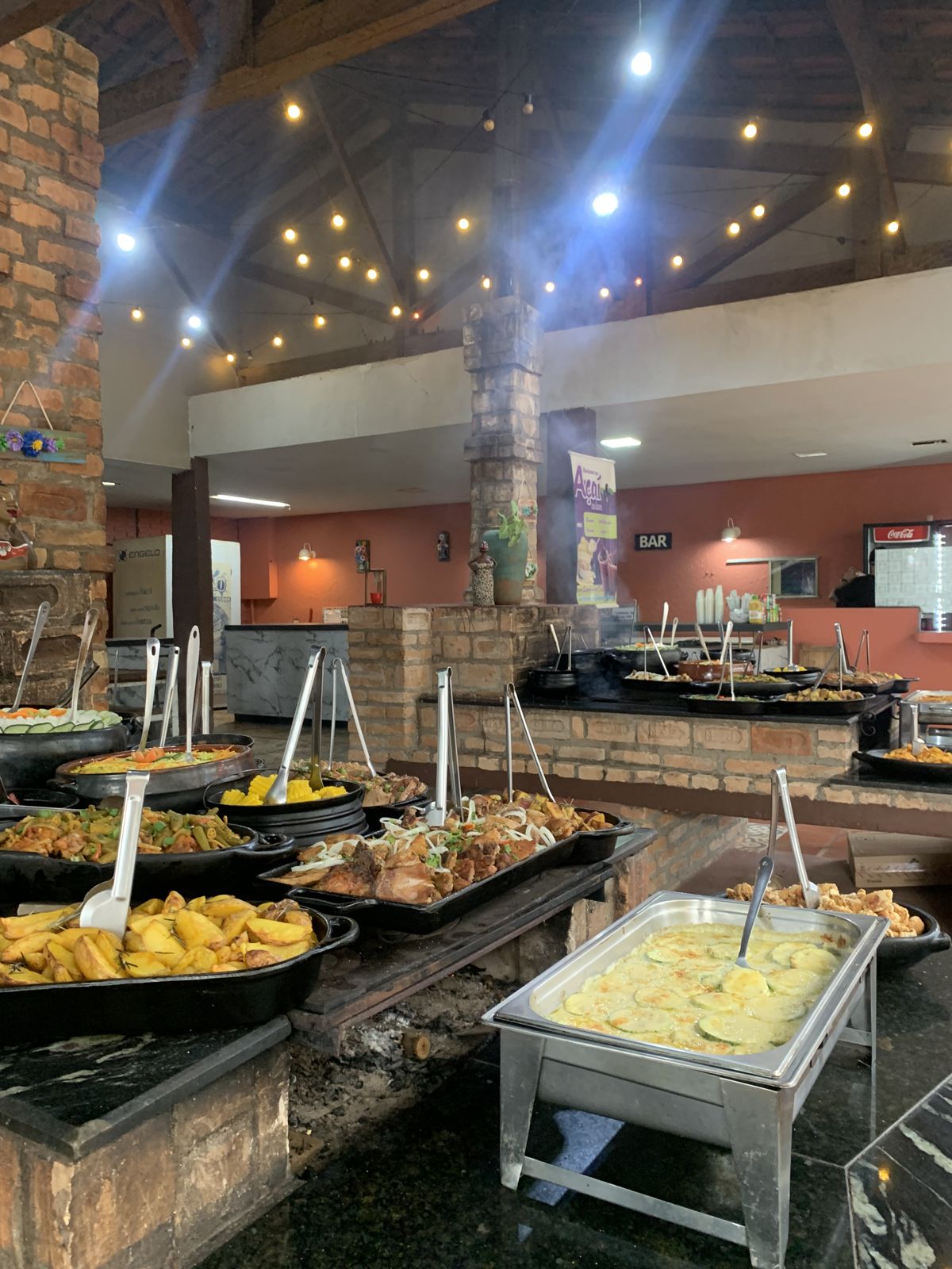 Buffet servido no salão coberto