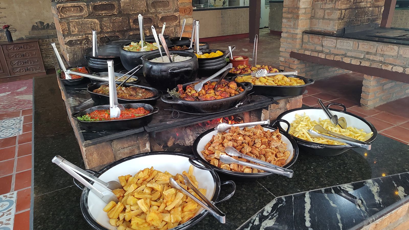 Buffet com pratos quentes e acompanhamentos