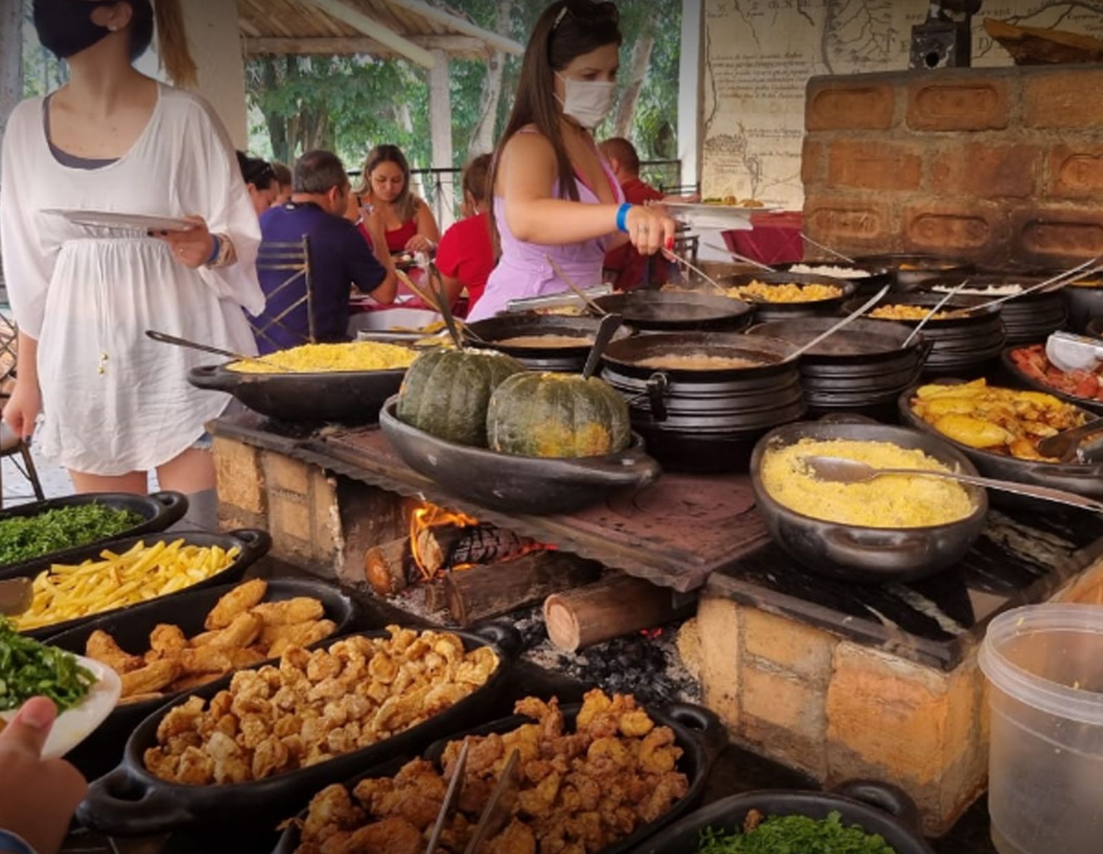 Mesa de saladas e guarnições do buffet